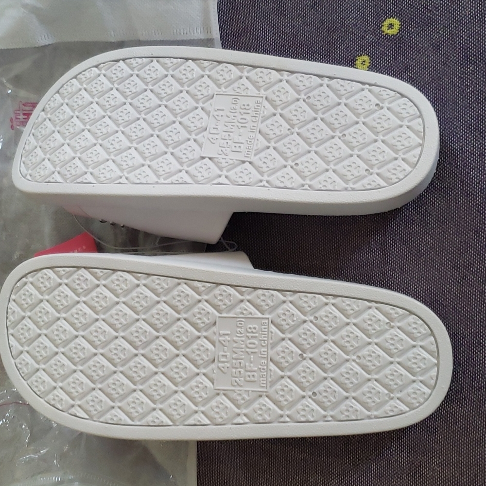 Kitty slides - Picture 2 of 4